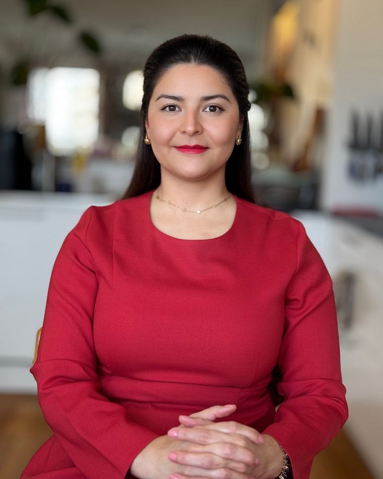 Maryam Jan Akbari i röd klänning.